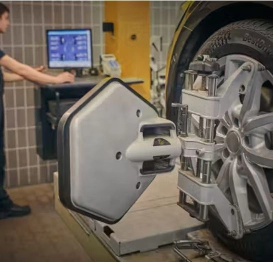 kolo v autoservise během servisu