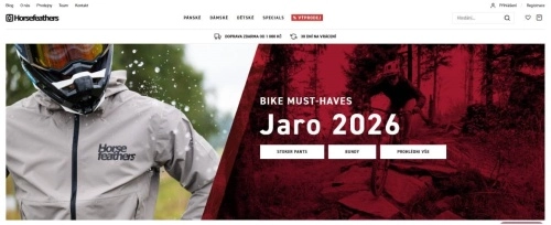 muž ve sportovním oblečení as přilbou