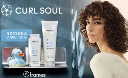 žena s kudrnatými vlasy a produkty na kudrnaté vlasy