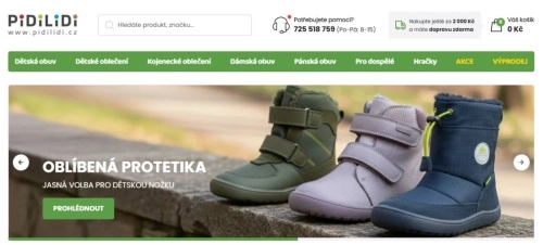 dětské boty na zídce