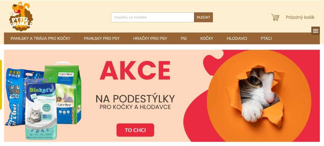 produkty pro kočky a kočka trhající papír