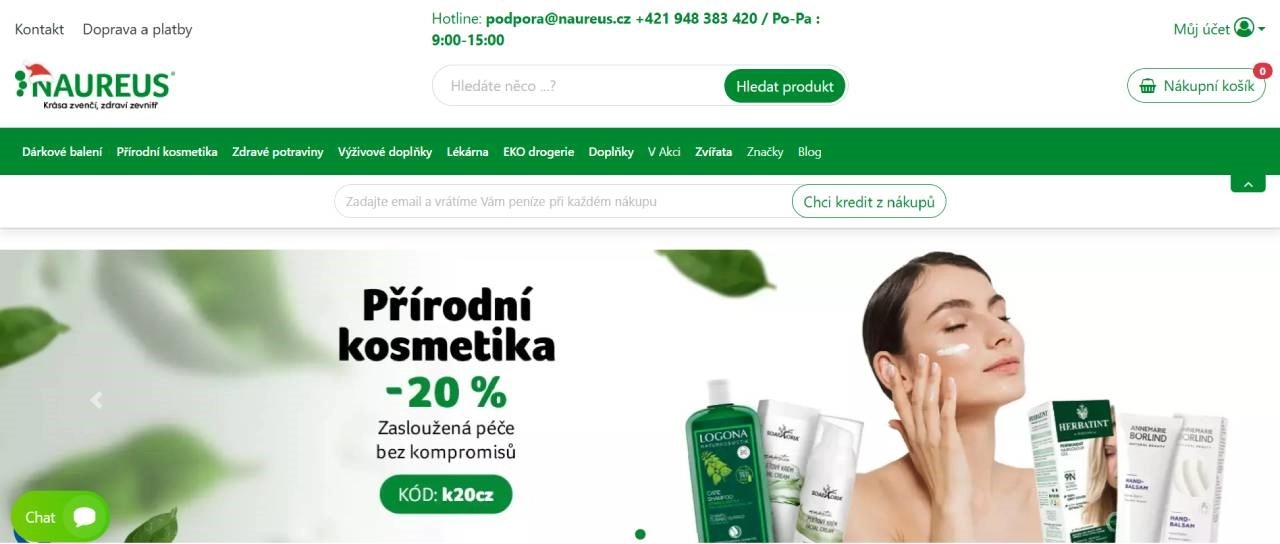 žena aplikující si krém na obličej a kosmetika na obličej