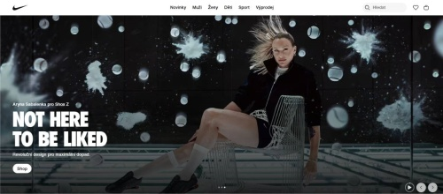 žena sedící na židli ve sportovním oblečení a teniskách