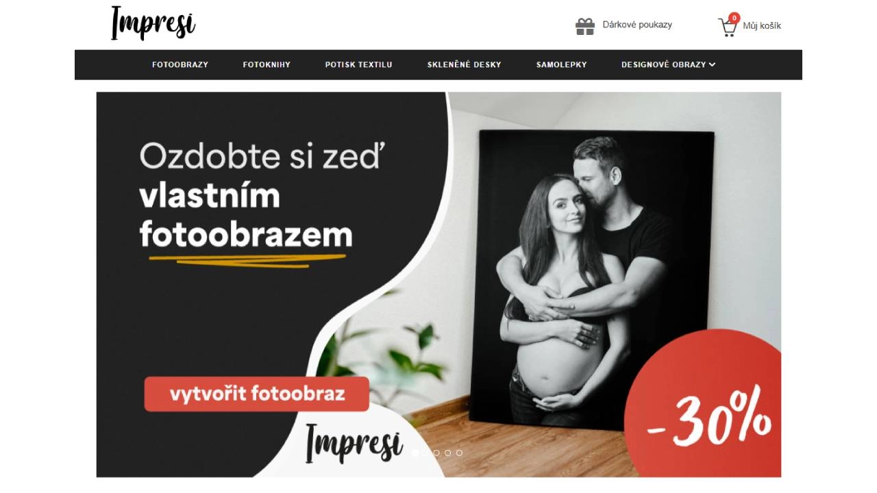 budoucí rodiče na černobílé fotce jako obraz na poličce