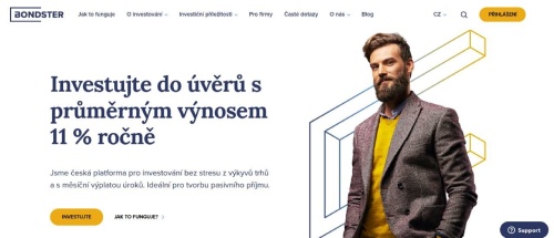 muž ve žlutém tričku a hnědém saku