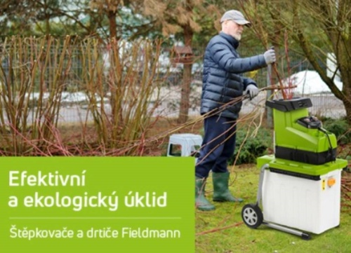 Muž, který na zahradě vkládá větve do drtiče odpadů