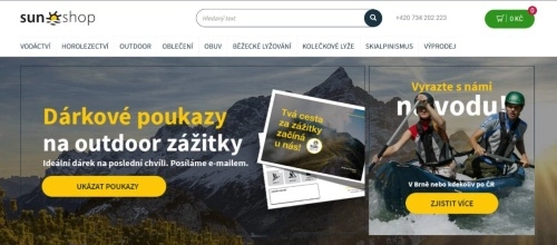vodáci ve člunu na divoké vodě