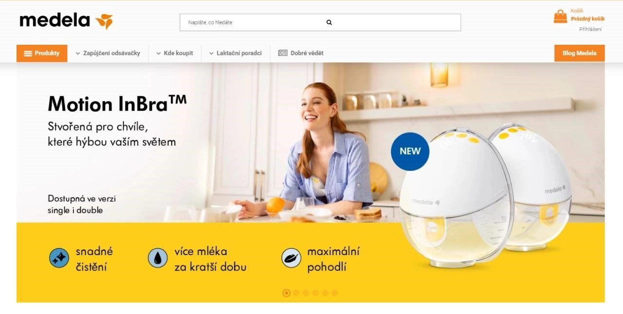 žena v místnosti s odsávačkou na prsou