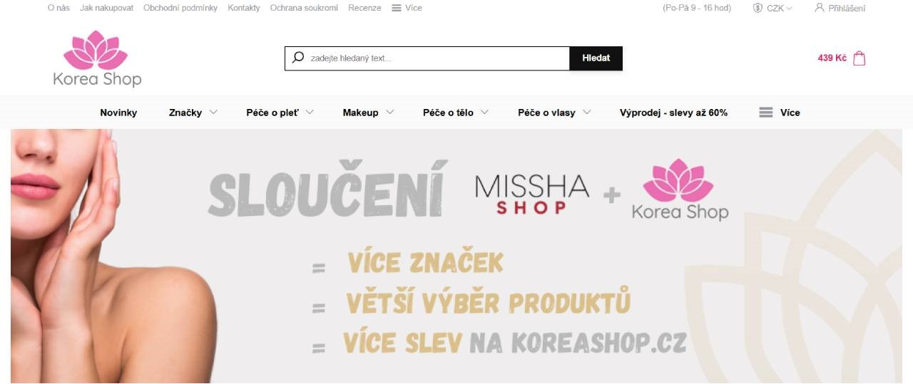 Korea Shop - žena rukou aplikující si kosmetiku na obličej