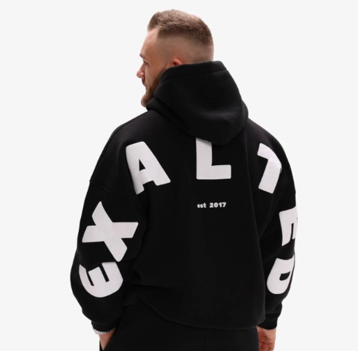 muž v černé mikině s nápisem