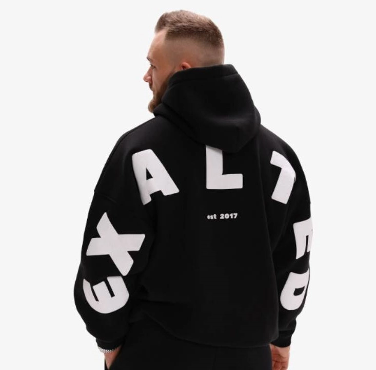 muž v černé mikině s nápisem