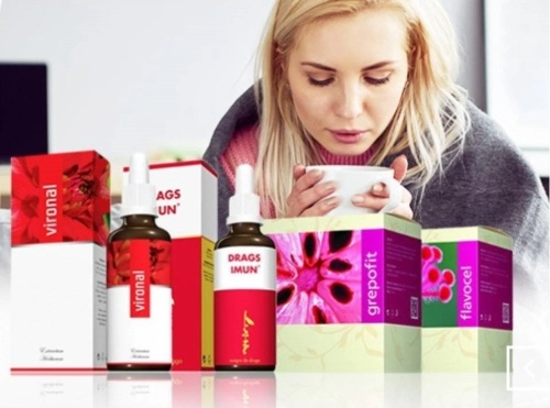 žena v dece se šálkem nápoje v rukou a produkty na podporu imunity