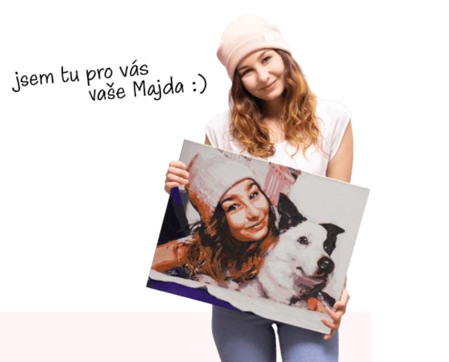 žena s velkým obrázkem sebe sama a psa v rukou