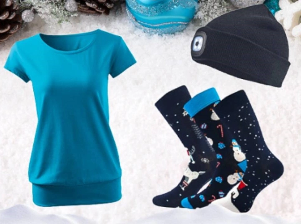 modré tričko, černá LED čepice a barevné ponožky