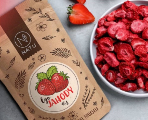 jahody v misce a balení jahod