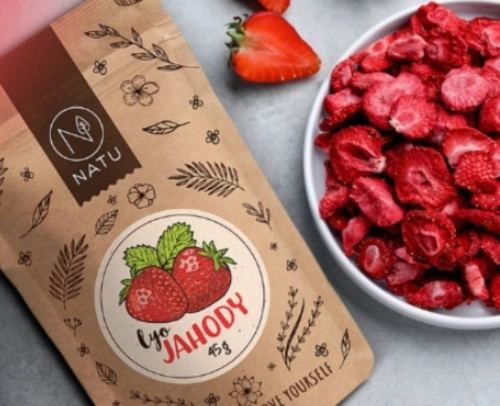 jahody v misce a balení jahod