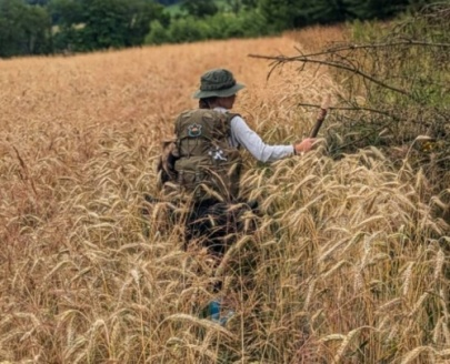 Bushcraftshop - zálesák v prírode s ruksakom na chrbte a klobúkom na hlave