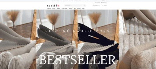 šedé a černé pletené nadkolenky na ženských nohou