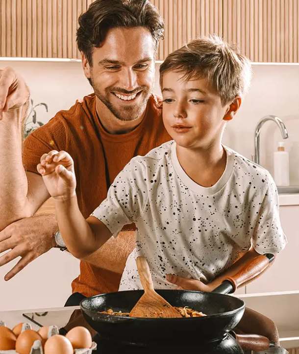 otec se synem vaří v kuchyni