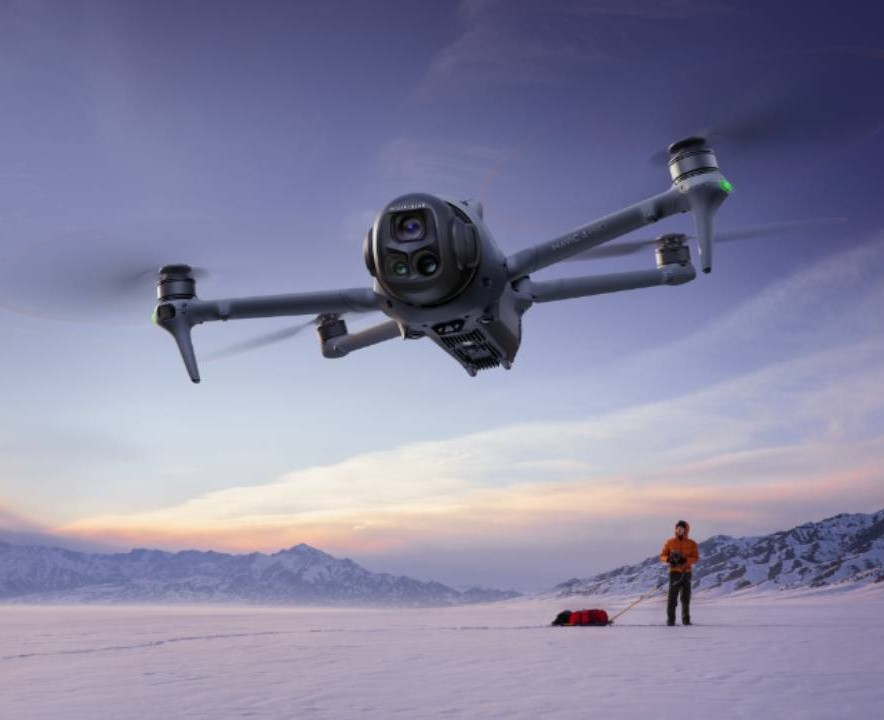 letící dron nad zasněženou krajinou