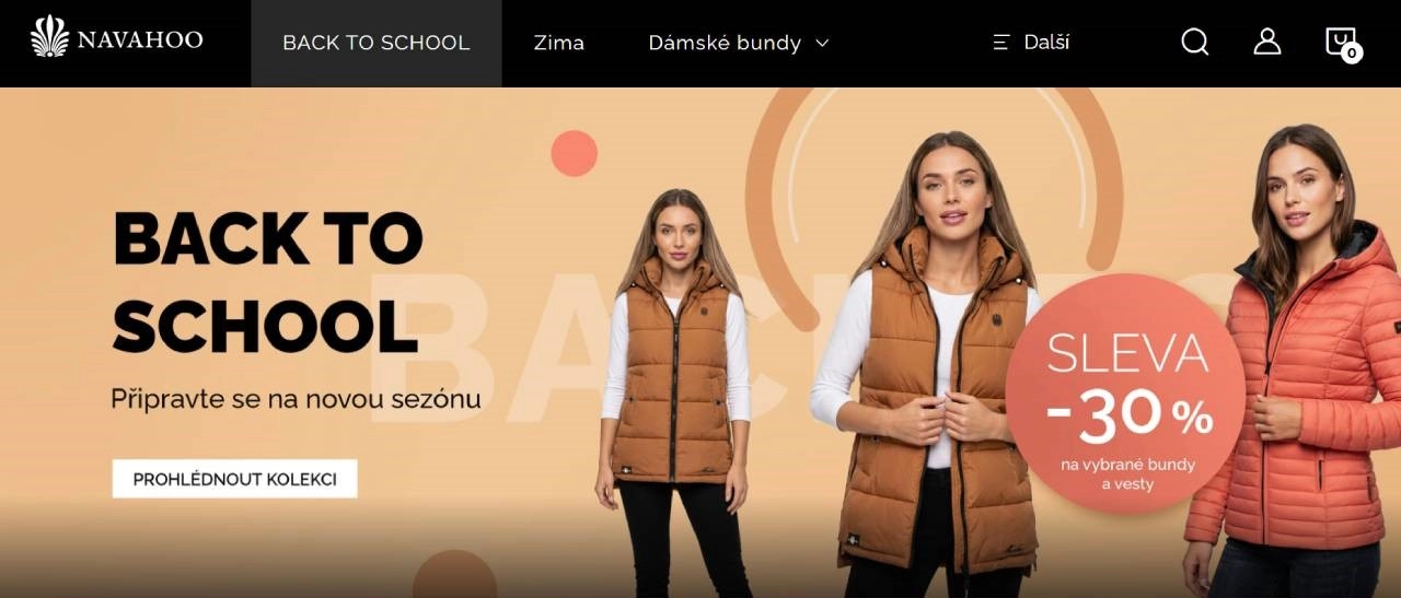 dvě ženy oblečené v hnědých vestách a jedna žena v červené bundě