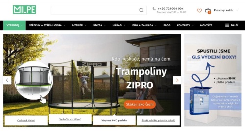 trampolína se skákajícím dítětem na zahradě před domem