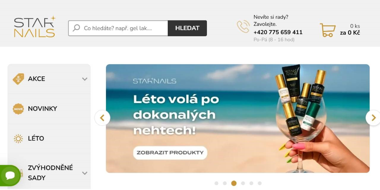 Starnails - ruka se sklenicí plnou laků na nehty na pláži s mořem v pozadí