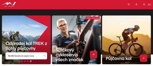 cyklisté na kolech a servisman kol