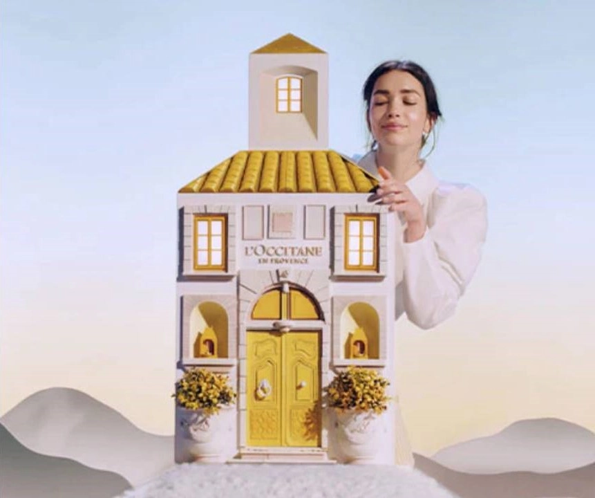 žena za domečkem s kosmetickými přípravky