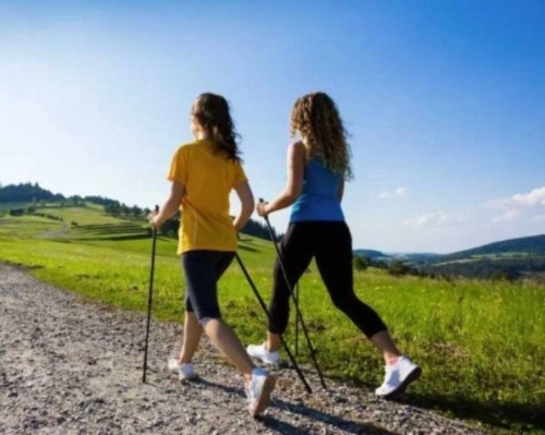 dvě ženy v termoprádle na túře