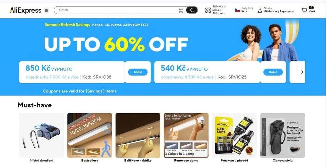 Homepage e-shopu AliExpress v modré a bílé barvě a dvojicí lidí a produkty
