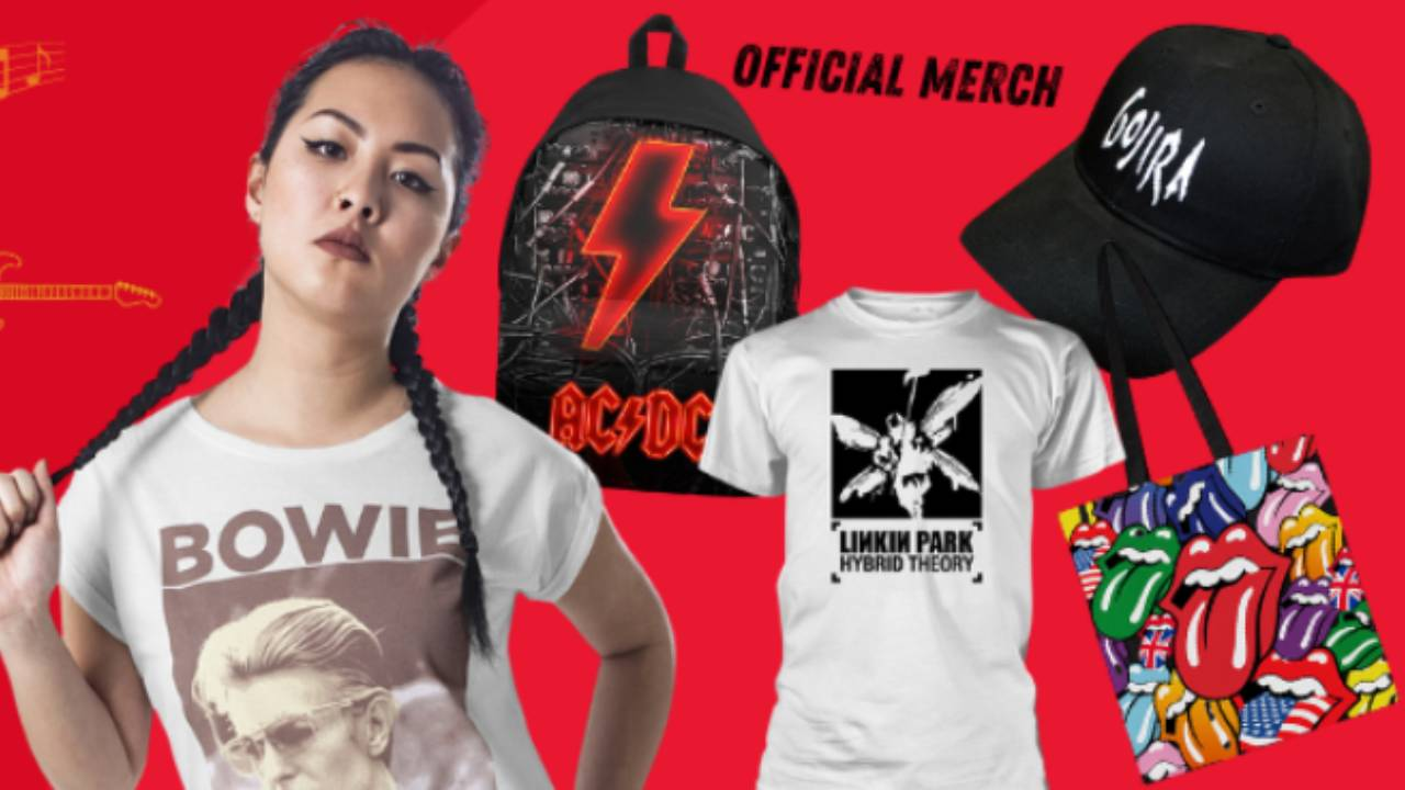 Musicwear - žena v bílém tričku s Davidem Bowiem, batoh, kšiltovka, tričko a taška