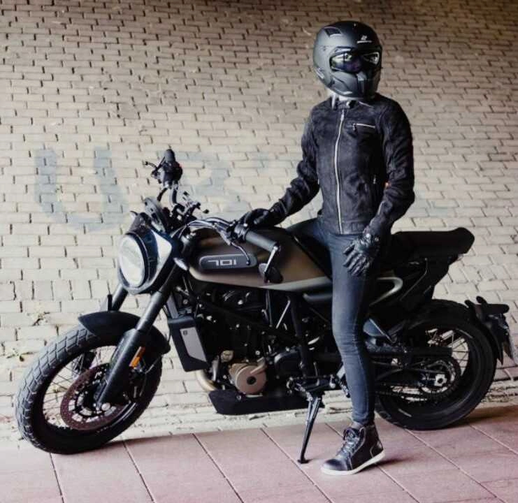 motorkář na motorce