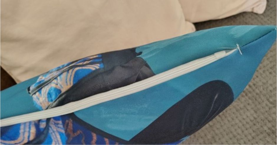 detail zapínání polštáře s vlastním potiskem