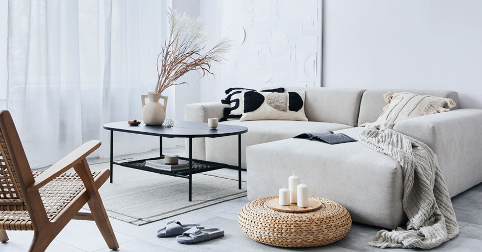 obyvak-ve-svetlych-barvach-a-bilou-sedackou