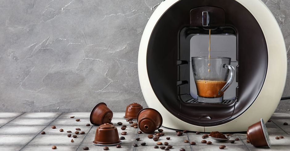 designovy-kavovar-na-sede-kuchynske-lince