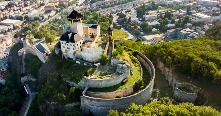 trenciansky-hrad-z-vtacej-perspektivy