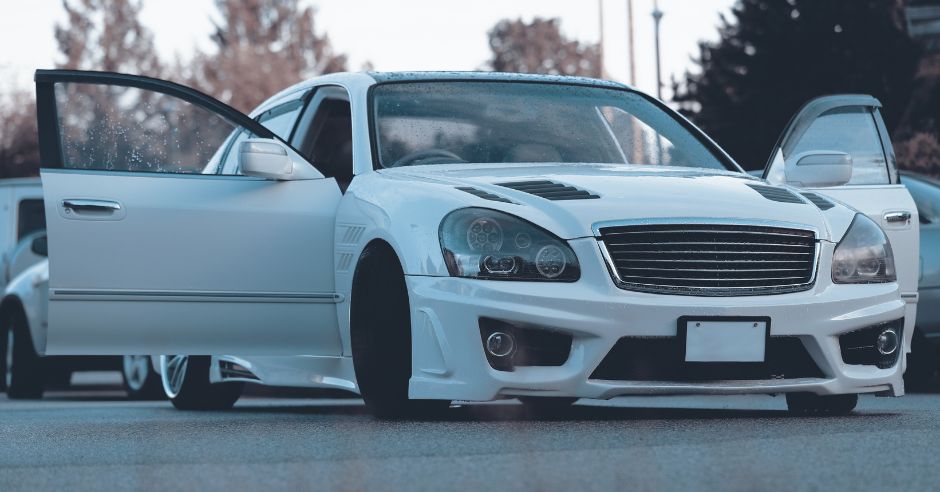 bile-sportovni-auto
