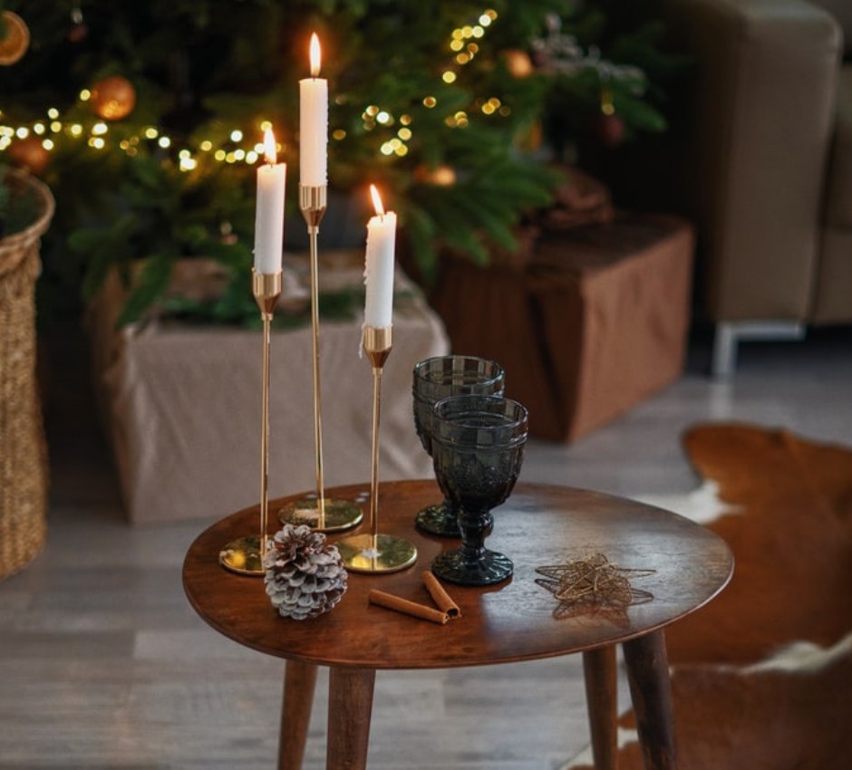 svicky na vánocne ozdobenem stole