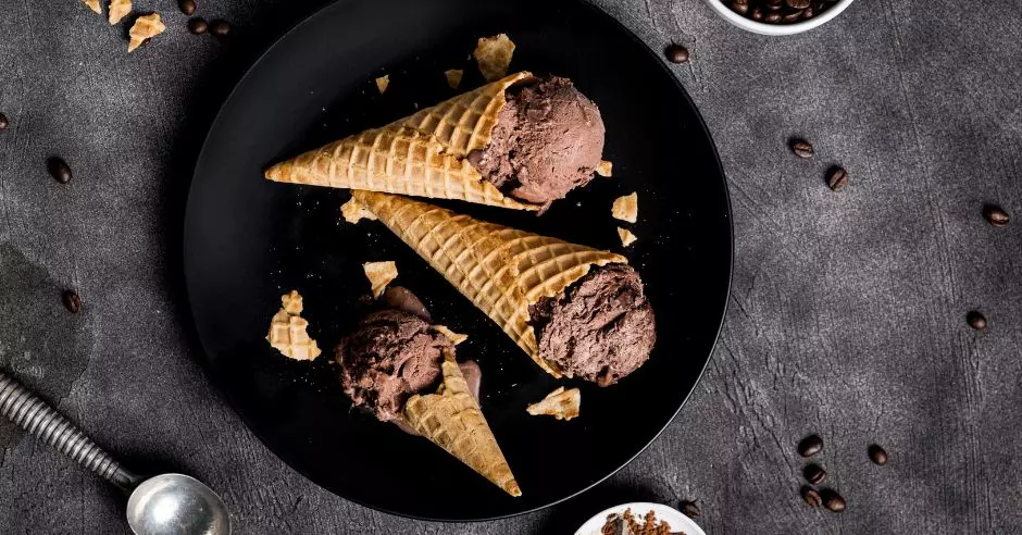 domaci-cokoladova-zmrzlina-v-kornoutcich