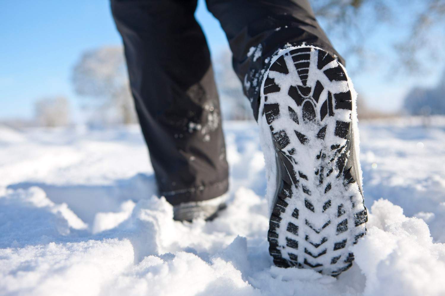 panske nohy se zimními botami ve snehu