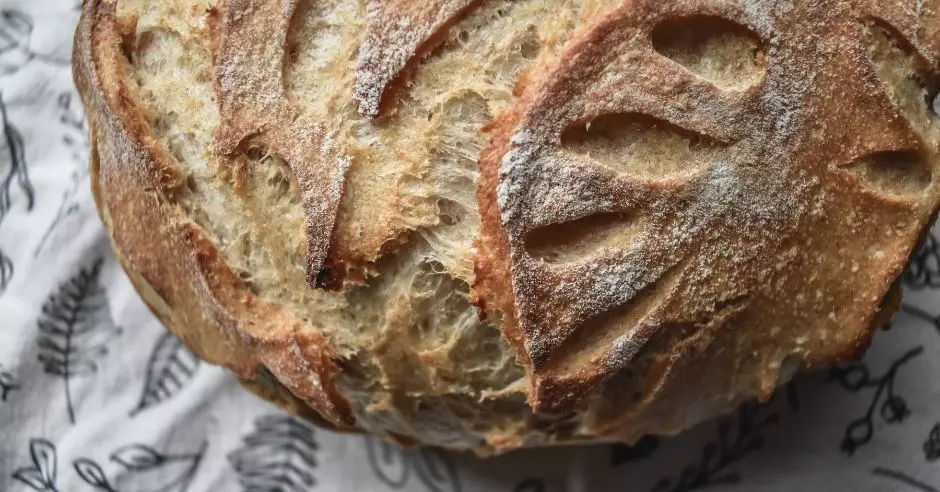 kvaskovy-chleb-na-vzorovanem-ubrusu