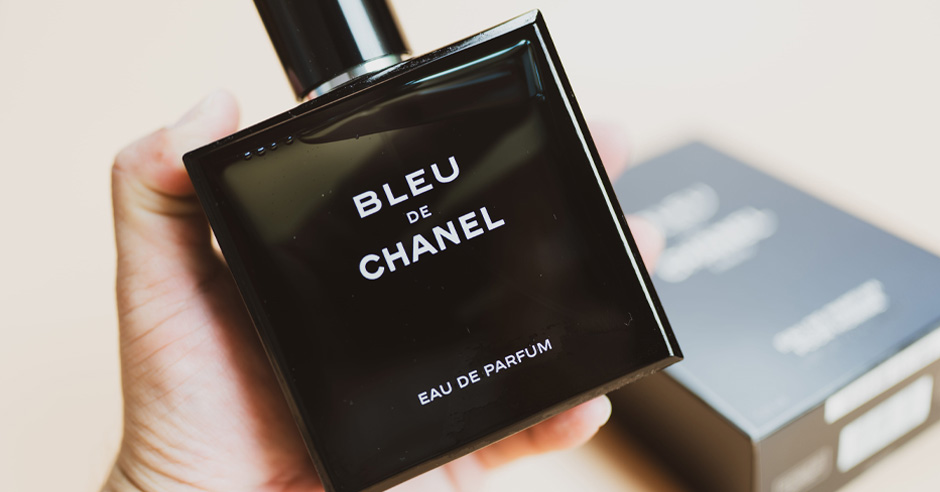 muz-drzi-v-ruce-cerny-flakon-parfemu-chanel