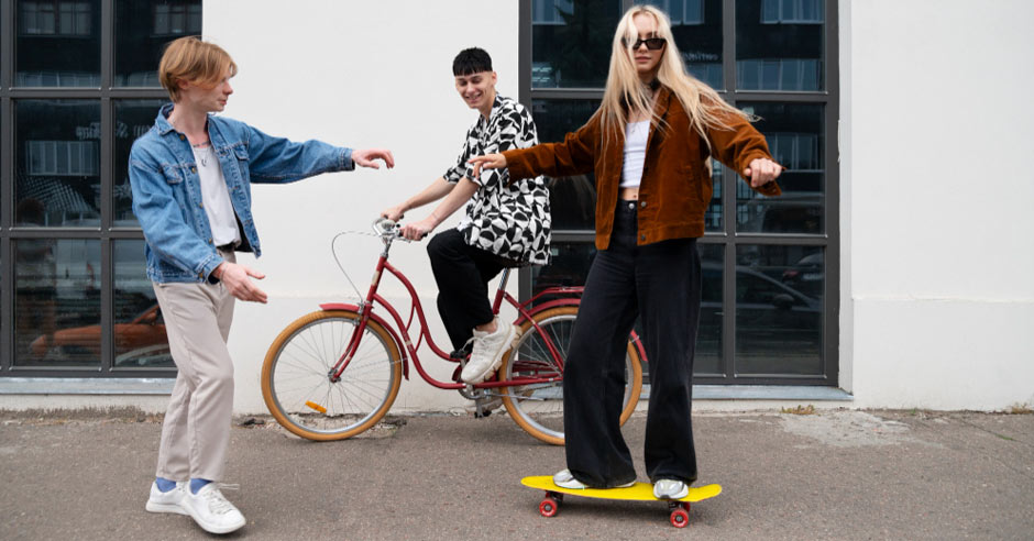 teenegeri-na-ulici-s-kolem-a-skateboardem