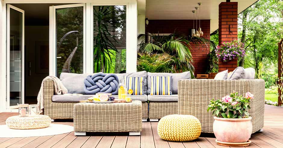 velka-terasa-s-ratanovym-nabytkem-a-rostlinami