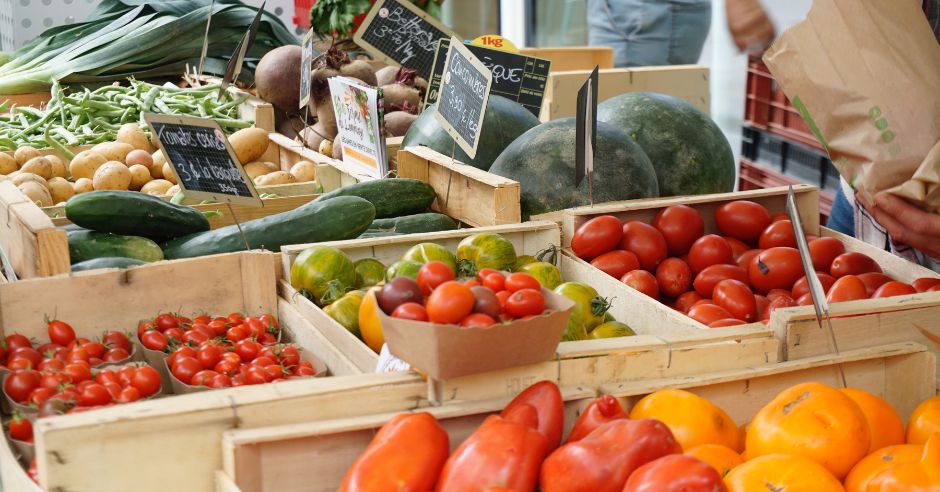 mestsky-trh-s-ovocim-a-zeleninou