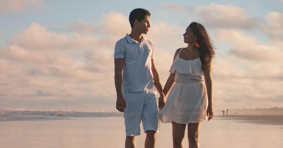 zamilovany-par-na-plazi