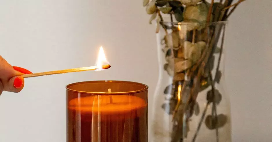 zapalovani-svicky-hygge