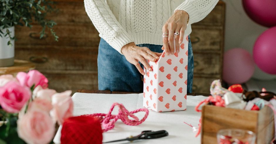 zena-balici-darek-do-papiru-se-srdicky