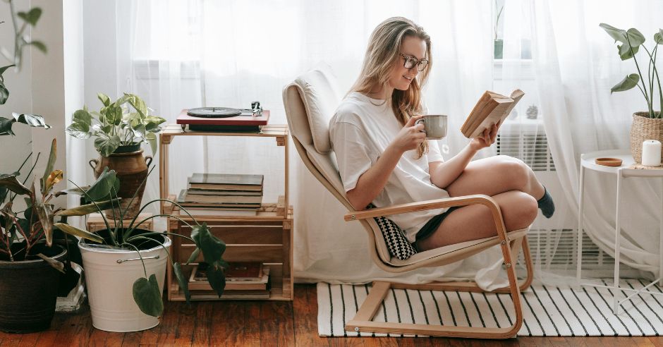 zena-cte-knihu-v-kresle